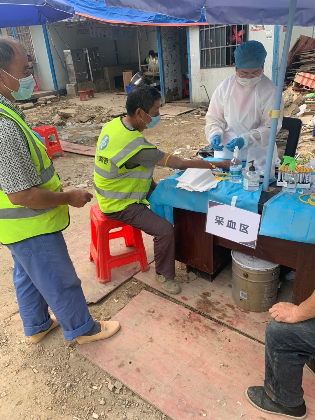 地鐵8號(hào)線(xiàn)項(xiàng)目組織人員進(jìn)行核酸檢測(cè)